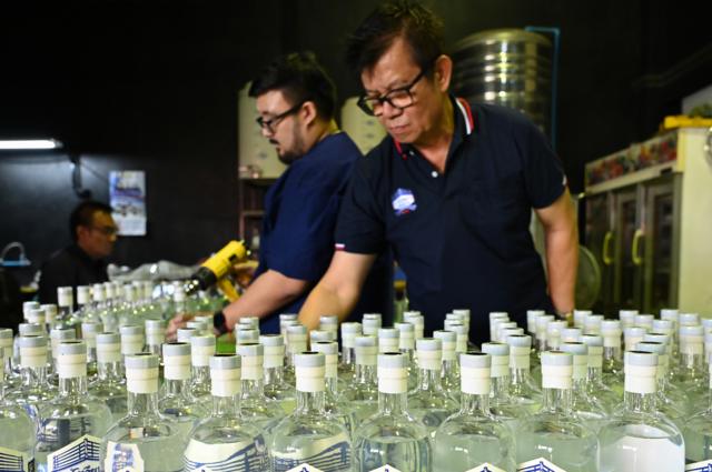 สุราก้าวหน้า: เปิดโรงกลั่นสุรา “สังเวียน” ที่ยังต้องผลิตแบบ “ดึกดำบรรพ์ ...