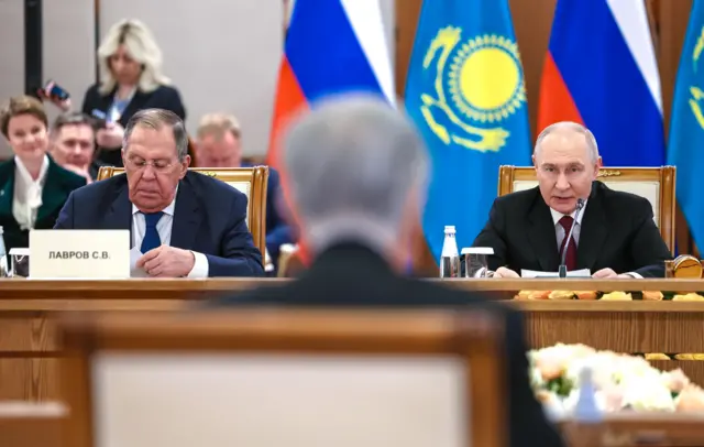 Россия президенти Владимир Путин ва ташқи ишлар вазири Сергей Лавров Остонада Қозоғистон президенти Қосим-Жомарт Тоқаев иштирокидаги кенгайтирилган учрашувда қатнашмоқда. Путин 28–29 май кунлари давлат ташрифи билан Қозоғистонда бўлиб турибди.