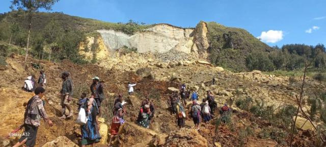 Locales y miembros de Naciones Unidas participan en los esfuerzos de búsqueda y rescate, liderados por las Fuerzas de Defensa de Papúa Nueva Guinea, después de que un deslizamiento de tierra masivo azotara una aldea en la provincia de Enga el 26 de mayo de 2024.