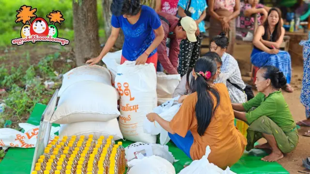 ၂၀၂၅ ခုနှစ်တုန်းက ပုလဲမြို့နယ်ထဲက စစ်ရှောင်စခန်းတစ်ခုကို လှူဒါန်းနေတဲ့မြင်ကွင်း