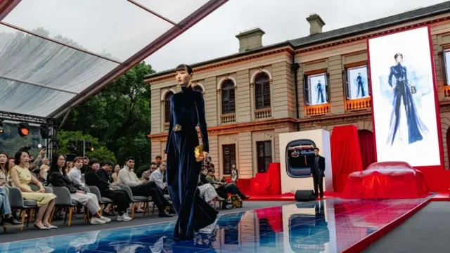 مرسدس بنز همزمان با رونمایی از کانسپت مجموعه‌ای از لباس‌ هم نمایش داد