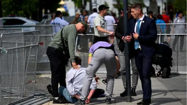 হামলার পর ঘটনাস্থল থেকেই আততায়ী সন্দেহে একজনকে আটক করা হয়েছে