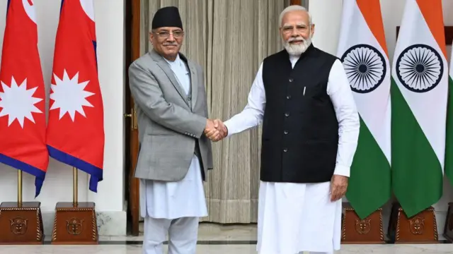 ভারতের প্রধানমন্ত্রী নরেন্দ্র মোদী ও নেপালের প্রধানমন্ত্রী প্রচণ্ডা