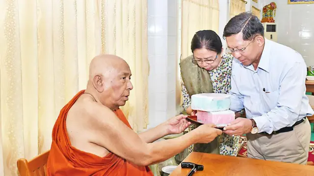 သီတဂူဆရာတော်ကို ကပ်လှူနေကြတဲ့ စစ်ခေါင်းဆောင်နဲ့ဇနီး