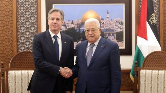 الرئيس الفلسطيني محمود عباس مع وزير الخارجية الأمريكي