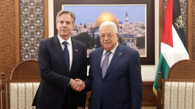 الرئيس الفلسطيني محمود عباس مع وزير الخارجية الأمريكي