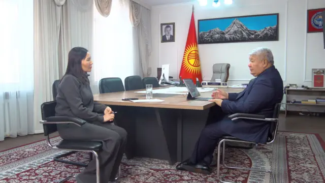Би-Би-Си кабарчысы Венера Осмокеева менен министр Таалайбек Ибраев