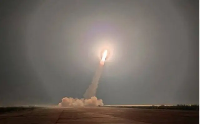 멀리서 미사일이 날아가는 장면