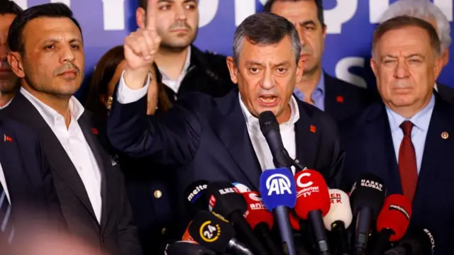 Özgür Özel mikrofonlara konuşuyor