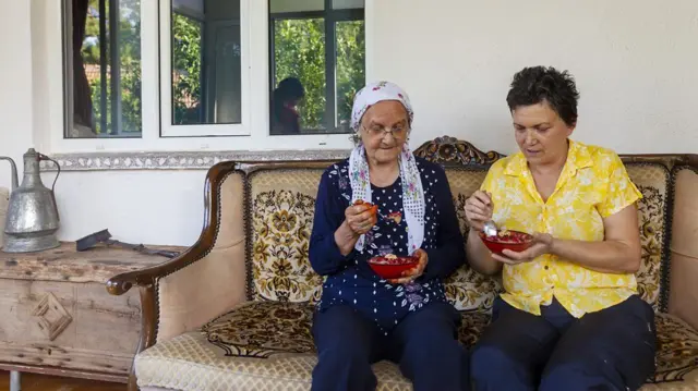 মহররমের মাসে, আশুর বাড়িতে রান্না করা হয় এবং বন্ধু এবং প্রতিবেশীদের মধ্যে বিতরণ করা হয়