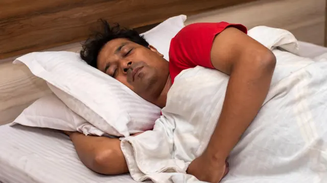 "ගොඩක් අය රෑ 1-2 වෙනකම් ඇහැරගෙන ඉන්නවා. මේක සෞඛ්‍යට හොඳ දෙයක් නෙමෙයි. ඒ නිසා දිනපතා පැය 08ක් වගේ නින්දක් ලබන එක හොඳයි. විශේෂයෙන් මිග්‍රේන් රෝගී තත්ත්වය තියෙන කෙනෙක් නම් අනිවාර්යෙන්ම පැය 08ක කාලයක් නිදා ගැනීම ඉතාම වැදගත්." 