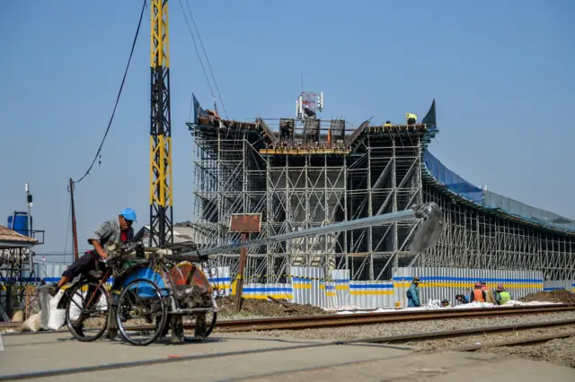Proyek Jembatan Layang di Ciroyom dibangun untuk mendukung mendukung akses pengumpan kereta cepat Jakarta Bandung.