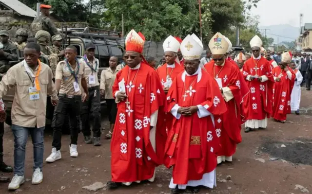 Abarwanyi b'inyeshyamba baragaragara ku burinzi ku mihanda ya Goma nyuma ya misa nini kuri katedrali mu ntangiriro z'uku kwezi mu guhimbaza kugirwa umuhire kwa Kositi