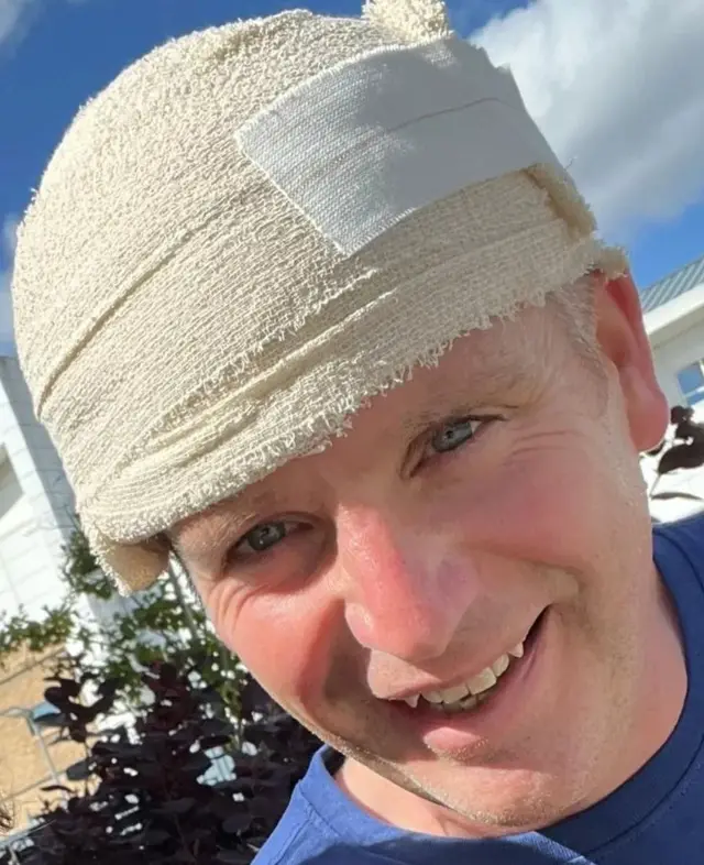 අගෝස්තු මාසයේදී ශල්‍යකර්මයකට භාජනය වීමෙන් පසු හිස වටා වෙළුම් පටියක් බැඳ ඇති අයුරු