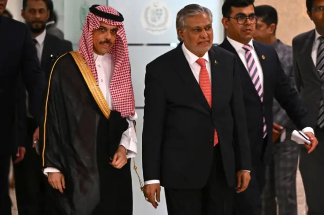 अपने पाकिस्तानी समकक्ष इसाक डार के साथ सऊदी अरब के विदेश मंत्री फैसल बिन फरहान