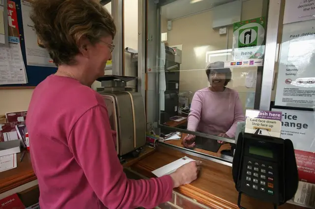 Mulher envia uma carta pelos correios