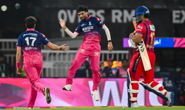 பிரிஜேஷ் ஷர்மா 18 ரன்கள் மட்டும் விட்டுக்கொடுத்து 2 விக்கெட்டுகள் கைப்பற்றினார்