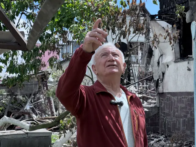 Іван Федоренко показує обгорілу черешню