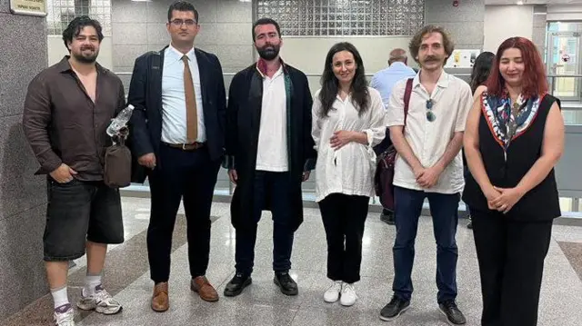 Tuba Ulu ve avukatları adliyede poz veriyor.