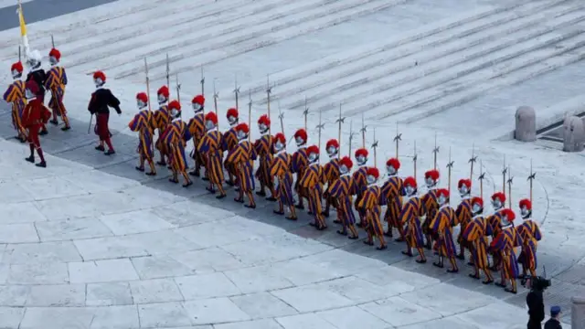 گارد سوئیسی با لباسهای راه راه آبی و زرد