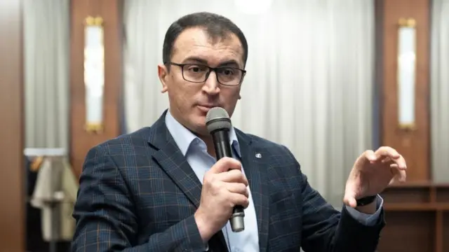 مذهب جمعه میکروفون به دست در حال صحبت