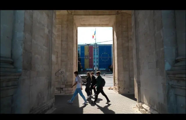 Флаг Молдовы и ЕС на здании правительства страны