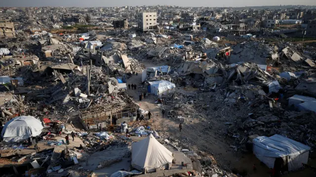 أنقاض مبانٍ مدمرة تظهر في مخيم جباليا في شمال قطاع غزة وسط وقف إطلاق النار بين إسرائيل وحماس