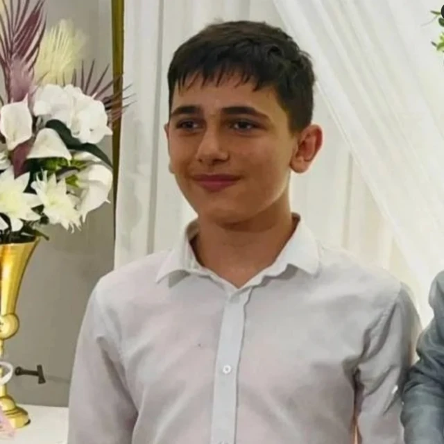 Arda Tonbul, beyaz gömlek giymiş