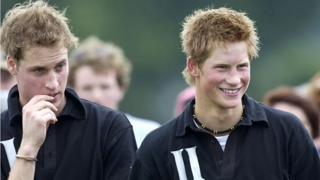 Foto de arquivo de Harry (à dir.) com o irmão, o Príncipe William 