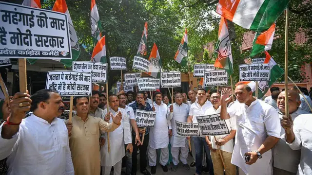 पेट्रोल और डीज़ल की कीमतों में बढ़ोतरी के ख़िलाफ़ शनिवार को कांग्रेस ने विरोध प्रदर्शन किया