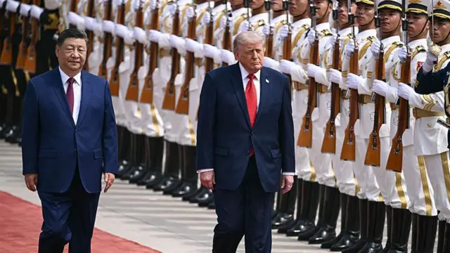 Prezydenci USA i Chin, Donald Trump i Xi Jinping, dokonują przeglądu kompanii honorowej podczas ceremonii powitalnej w Pekinie (14 maja 2026).