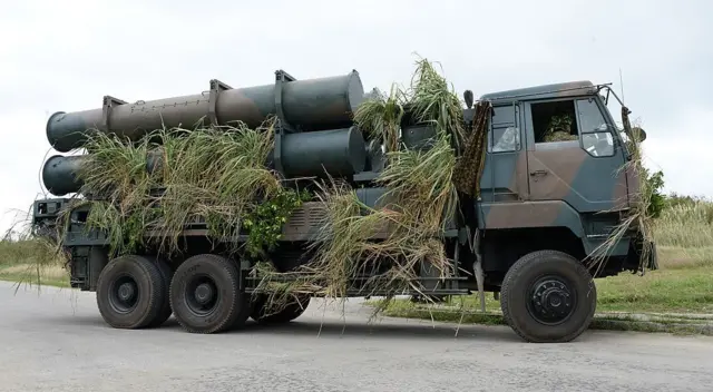 یک موشک‌انداز زمین به دریا متعلق به نیروی زمینی ژاپن در کمپ ناها در ناها، استان اوکیناوا، در ۱۱ نوامبر ۲۰۱۳ 