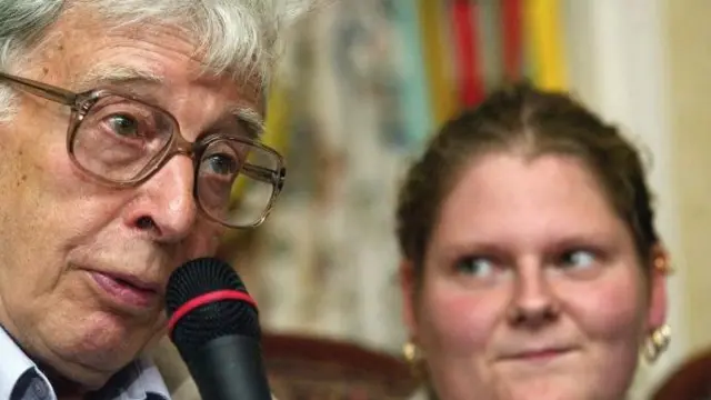 لوزير براون وعمرها 25 عاما مع البروفيسور روبرت إدواردز 