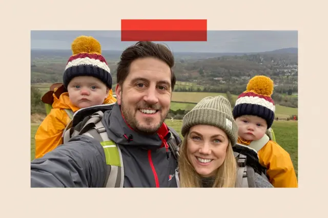 Shaun marche avec son partenaire et ses deux jeunes enfants dans des bonnets à pompon assortis