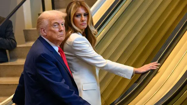 डोनाल्ड ट्रंप और पत्नी मेलानिया ट्रंप संयुक्त राष्ट्र में एस्केलेटर पर 