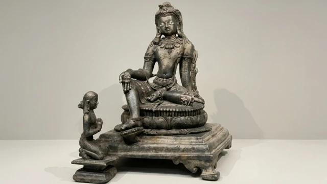 संग्रहालय में संरक्षित सिरपुर से प्राप्त मंजुश्री की दुर्लभ कांस्य प्रतिमा, इसकी सबसे महत्वपूर्ण धरोहरों में से एक है