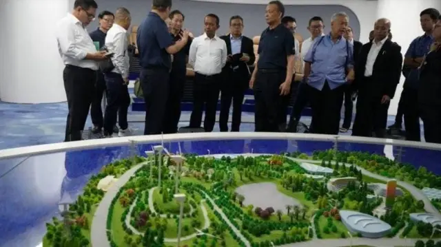 Menteri Investasi Bahlil Lahadalia mengunjungi Xin Yi Group di Wuhu, China, Juli 2023 lalu. Tampak Tomy Winata berkemeja biru.