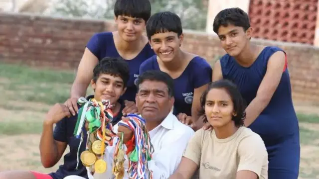 مہاویر پھوگاٹ اپنی بچیوں کے ساتھ