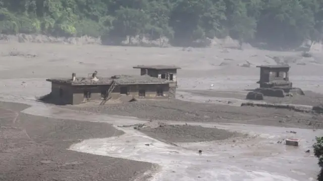 কাদায় ডুবে আছে কয়েকটি ভবন
