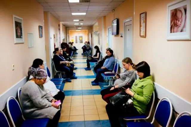 Жінки перед кабінетом лікаря