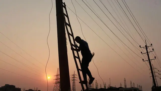 বিদ্যুৎ সরবরাহ স্বাভাবিক করতে চেষ্টা চলছে বলে জানিয়েছে সরকার