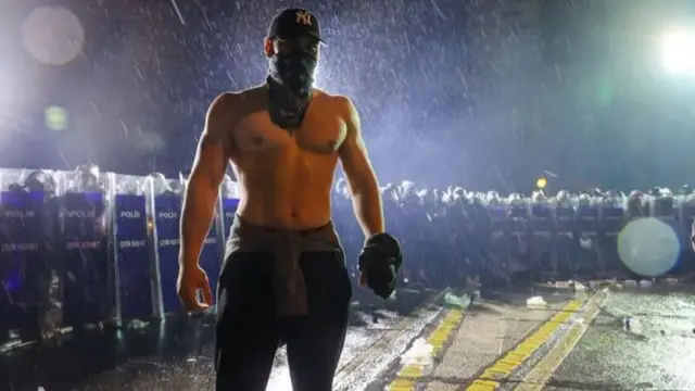 Uyda birinchi marta portlash Foto fassinating.com