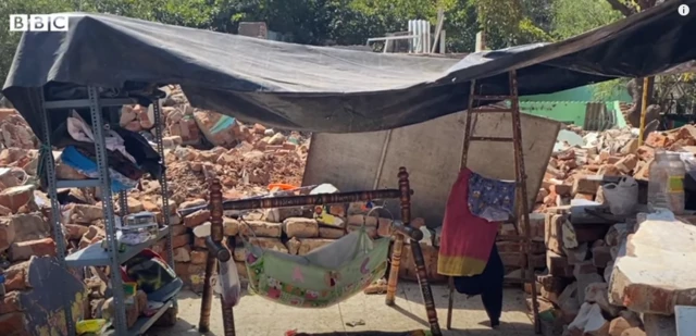 155 તૂટેલાં ઘર વચ્ચે આ લોકો કઈ રીતે જીવી રહ્યાં છે?