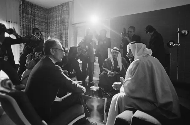  زايد بن سلطان آل نهيان أول رئيس للإمارات، ومحمّد رضا بهلوي، آخر شاه لإيران خلال القمة الأولى لمنظمة أوبك في الجزائر، 4 مارس/آذار 1975