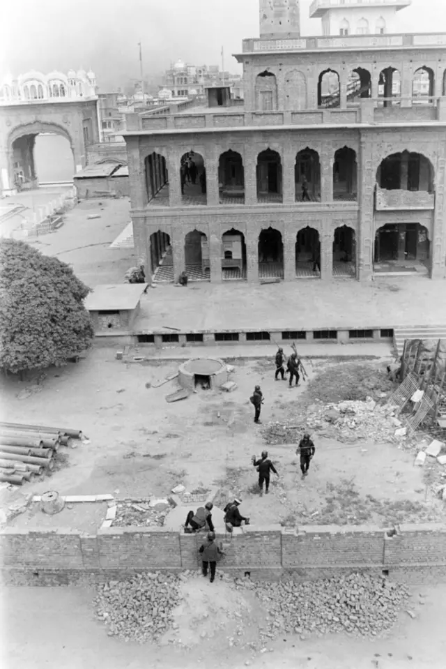 ઑપરેશન બ્લૅક થંડર, 1988 સ્વર્ણ મંદિર ઑપરેશન, જુલિયા રિબેરો, કેપીએસ ગિલ, અકાલી, શીખ ઉગ્રવાદીઓ, એનએસજી કમાન્ડો, પંજાબ પોલીસ, રેહાન ફઝલ, ઇતિહાસ, બીબીસી ગુજરાતી 