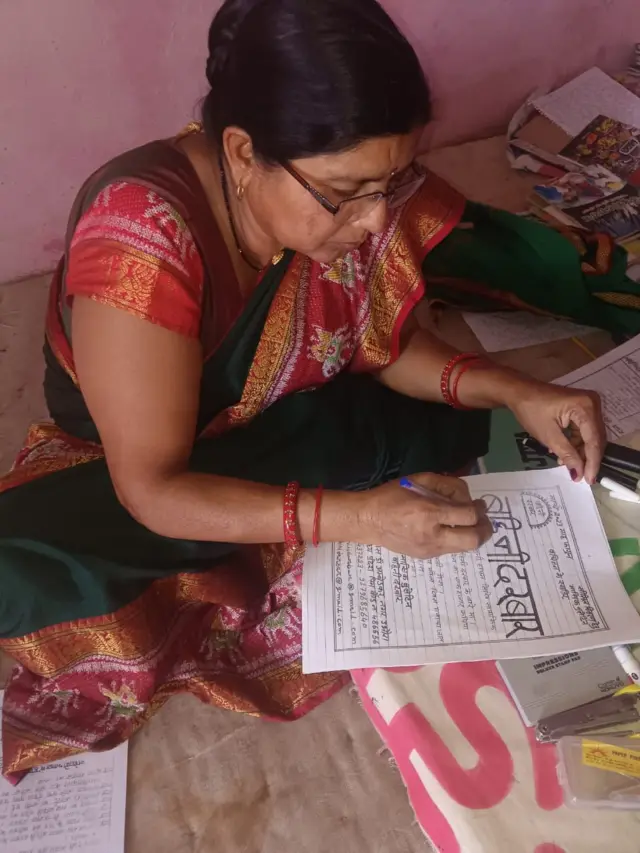 'बहिनी दरबार'ची आवृत्ती तपासताना सहसंस्थापक उषादेवी