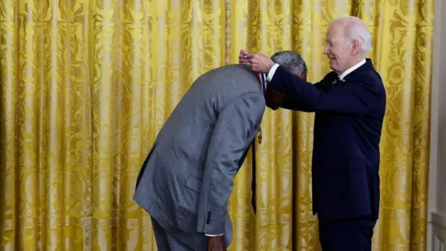 ፕሮፌሰር ገቢሳ ኤጀታ ከፕሬዝዳንት ጆ ባይደን እጅ ሜዳሊያ ሲቀበሉ