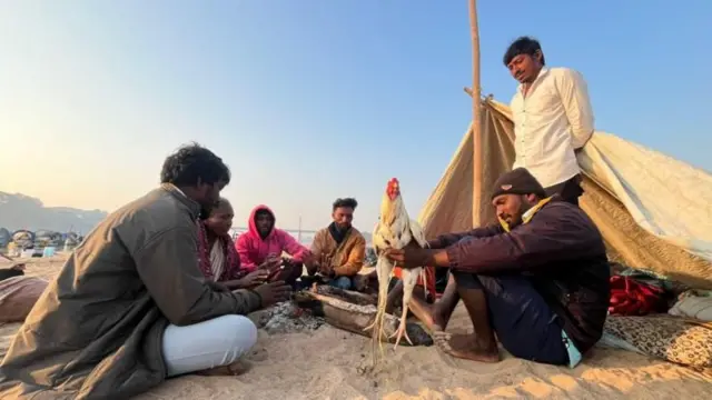 હોડીઓમાં રહેતો પરિવાર, આંધ્ર પ્રદેશ, જીવન, માછીમારો, બીબીસી ગુજરાતી 