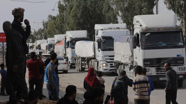 شاحنات تحمل مساعدات إنسانية تنتظر العبور من جنوب قطاع غزة إلى شمال قطاع غزة