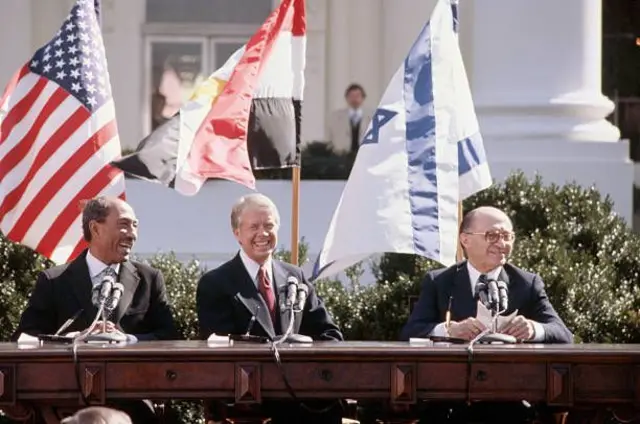 السادات وكارتر وبيغن قبل توقيع معاهدة السلام في البيت الأبيض عام 1979